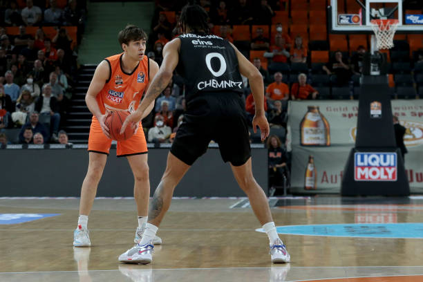 年轻球员首 年轻球员首